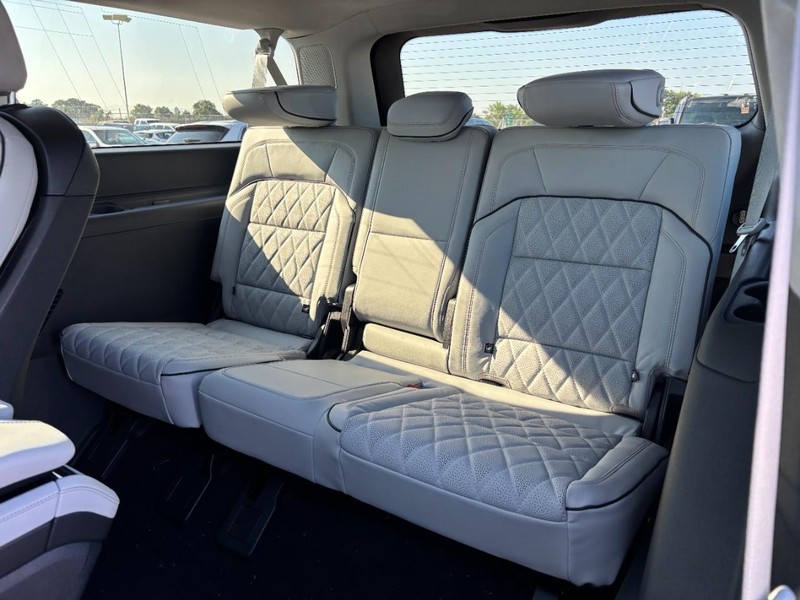 Lincoln Navigator L Vehicle Full-screen Gallery Image 11