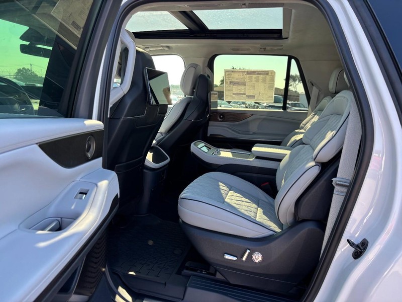 Lincoln Navigator L Vehicle Full-screen Gallery Image 12