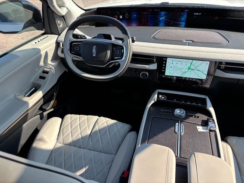 Lincoln Navigator L Vehicle Full-screen Gallery Image 13