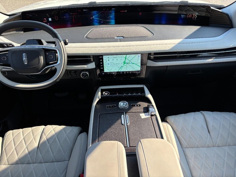 Lincoln Navigator L Vehicle Full-screen Gallery Image 14