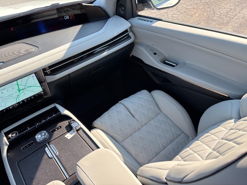 Lincoln Navigator L Vehicle Full-screen Gallery Image 15