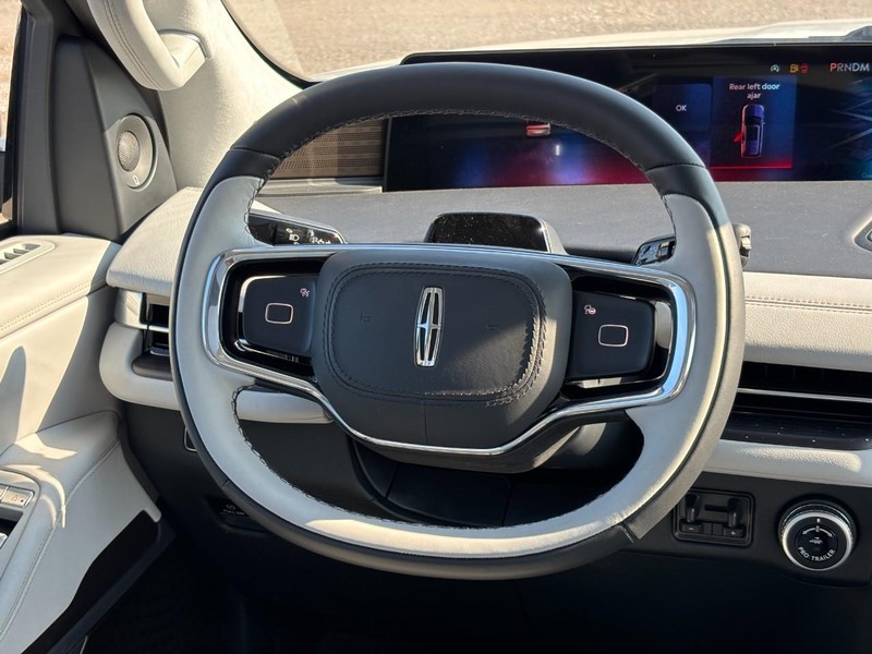 Lincoln Navigator L Vehicle Full-screen Gallery Image 16