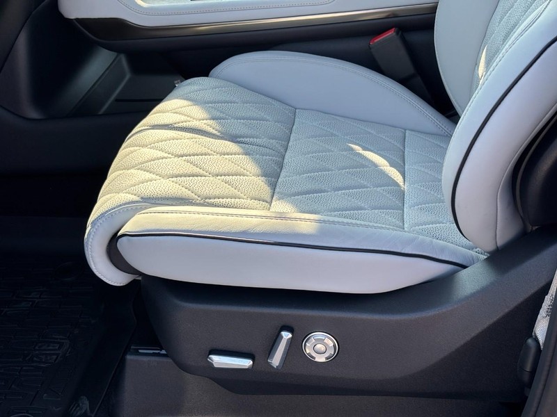 Lincoln Navigator L Vehicle Full-screen Gallery Image 17