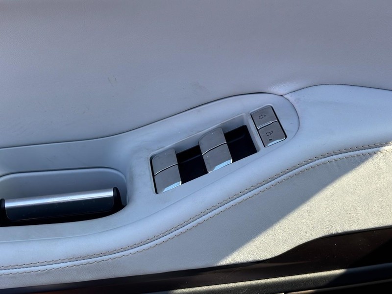 Lincoln Navigator L Vehicle Full-screen Gallery Image 18