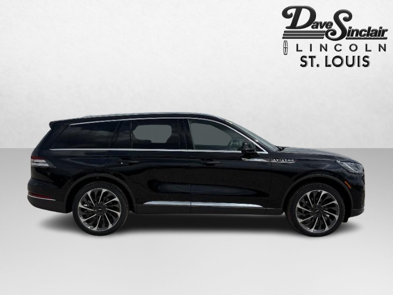 Lincoln Aviator Vehicle Full-screen Gallery Image 02