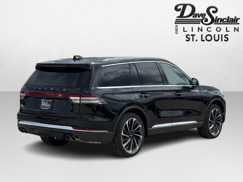Lincoln Aviator Vehicle Full-screen Gallery Image 03