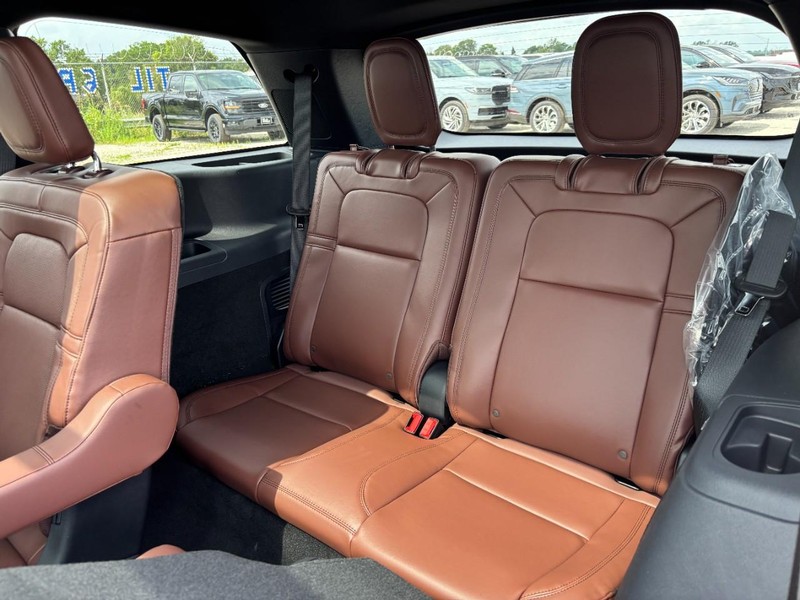 Lincoln Aviator Vehicle Full-screen Gallery Image 11