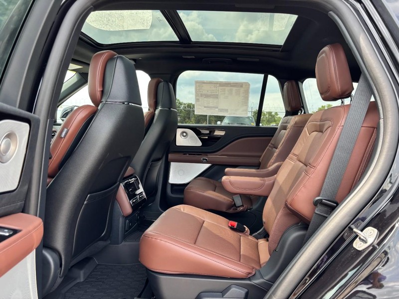 Lincoln Aviator Vehicle Full-screen Gallery Image 12