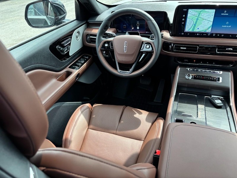 Lincoln Aviator Vehicle Full-screen Gallery Image 13