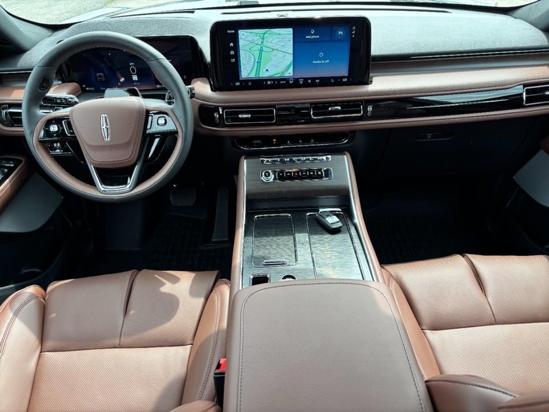 Lincoln Aviator Vehicle Full-screen Gallery Image 14