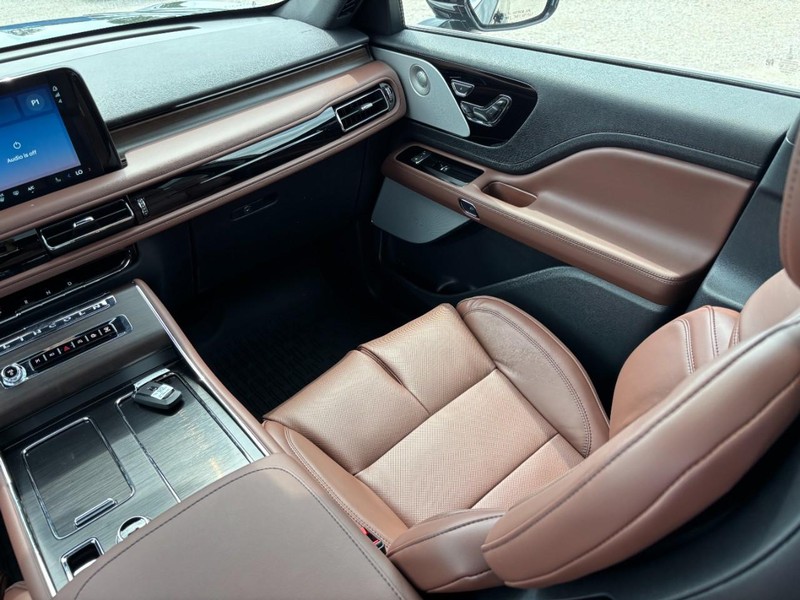 Lincoln Aviator Vehicle Full-screen Gallery Image 15