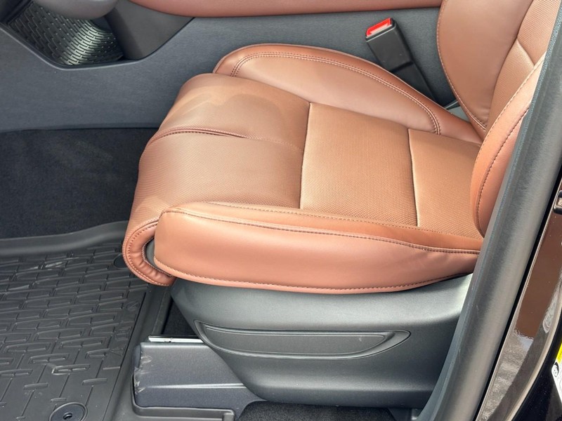Lincoln Aviator Vehicle Full-screen Gallery Image 16