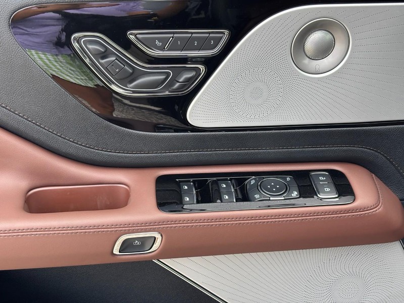 Lincoln Aviator Vehicle Full-screen Gallery Image 17