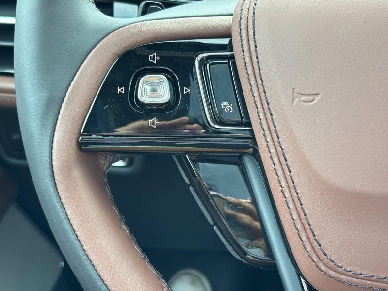 Lincoln Aviator Vehicle Full-screen Gallery Image 18