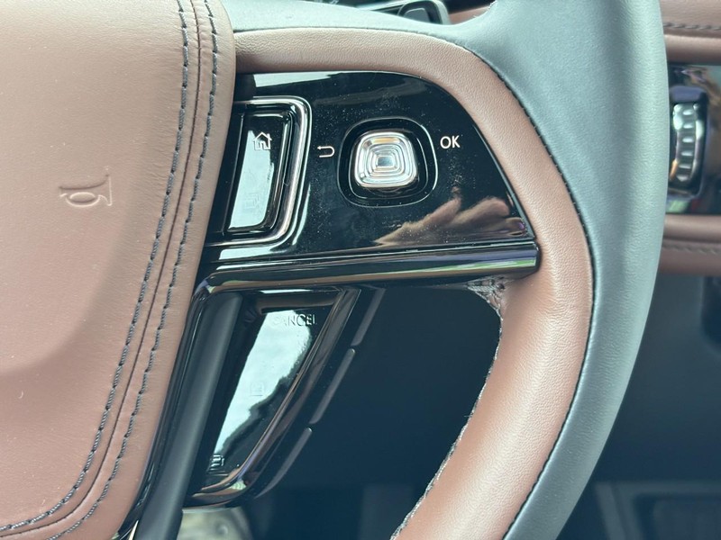 Lincoln Aviator Vehicle Full-screen Gallery Image 19