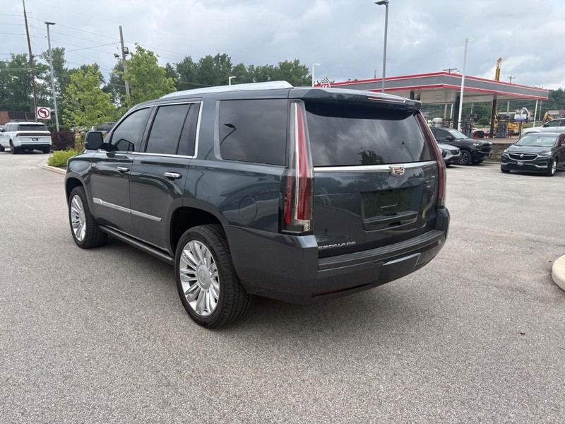 Cadillac Escalade Vehicle Full-screen Gallery Image 02