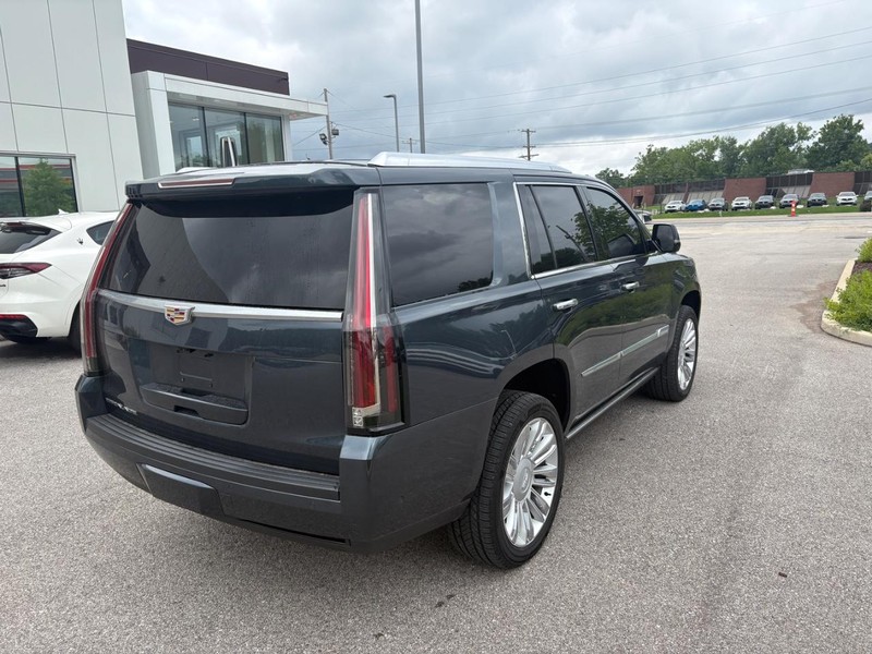 Cadillac Escalade Vehicle Full-screen Gallery Image 03