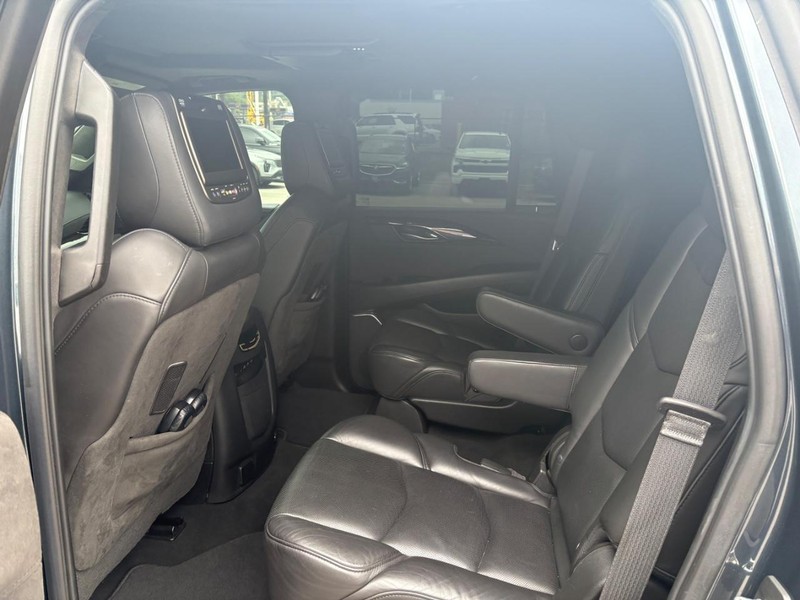 Cadillac Escalade Vehicle Full-screen Gallery Image 05