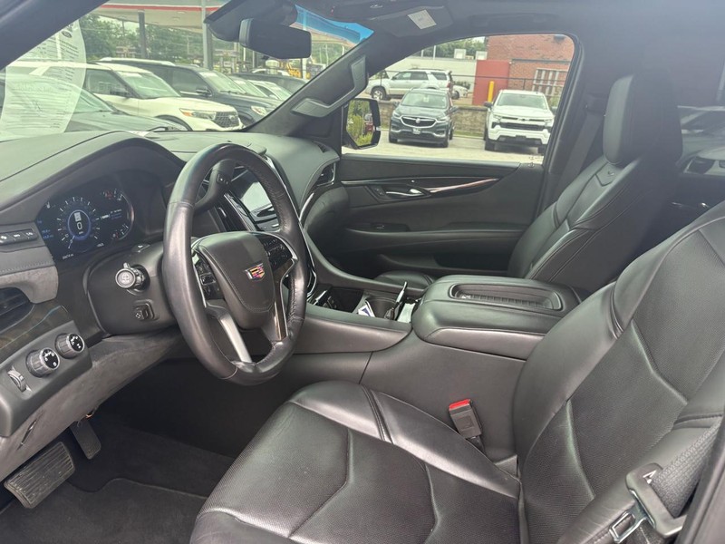 Cadillac Escalade Vehicle Full-screen Gallery Image 06