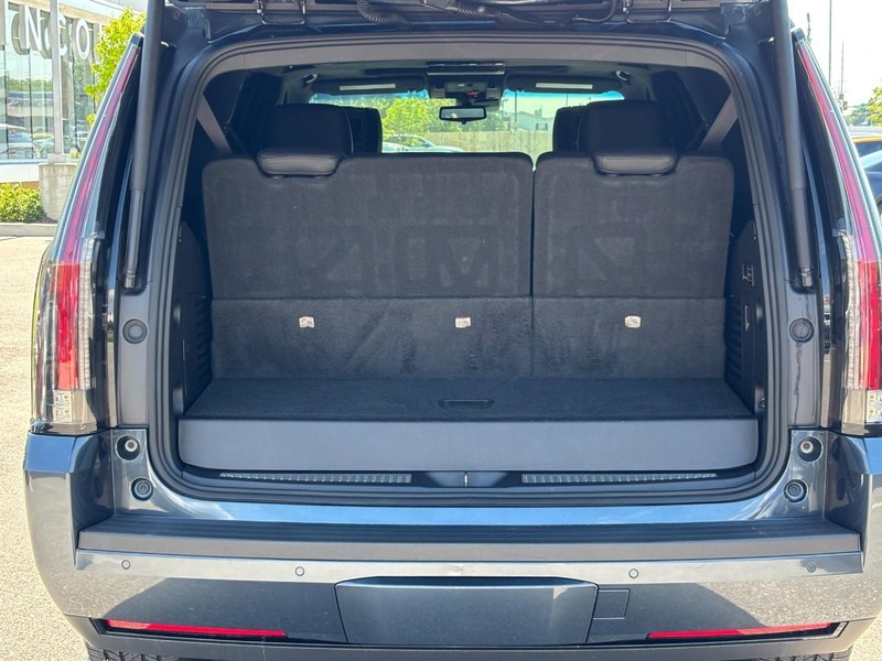 Cadillac Escalade Vehicle Full-screen Gallery Image 10