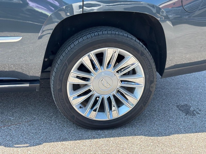 Cadillac Escalade Vehicle Full-screen Gallery Image 11