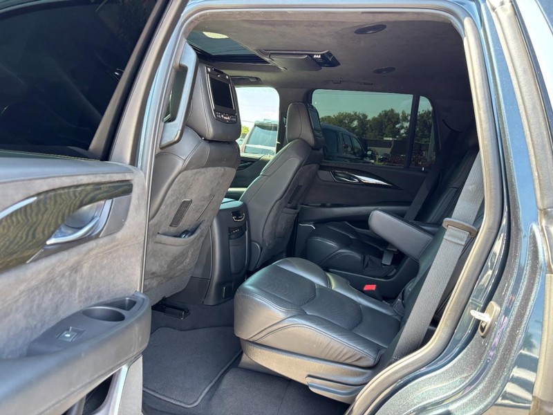 Cadillac Escalade Vehicle Full-screen Gallery Image 13