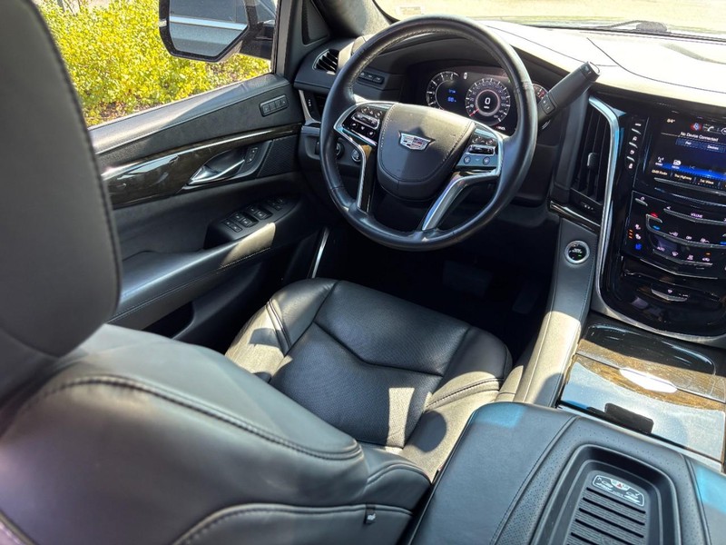 Cadillac Escalade Vehicle Full-screen Gallery Image 15