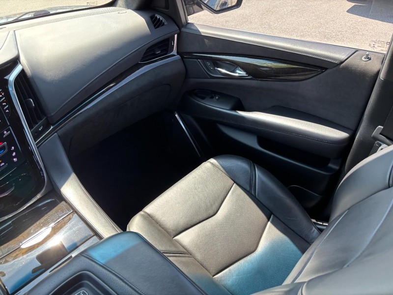 Cadillac Escalade Vehicle Full-screen Gallery Image 17