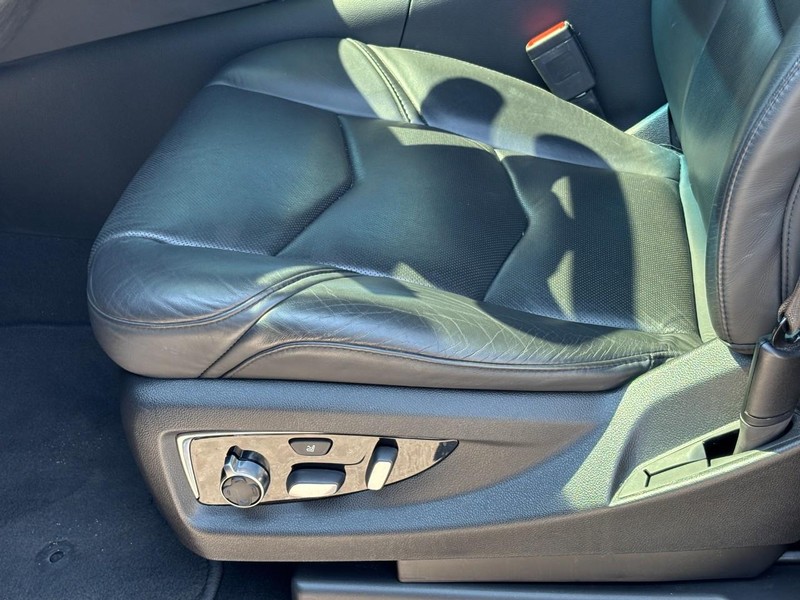 Cadillac Escalade Vehicle Full-screen Gallery Image 18
