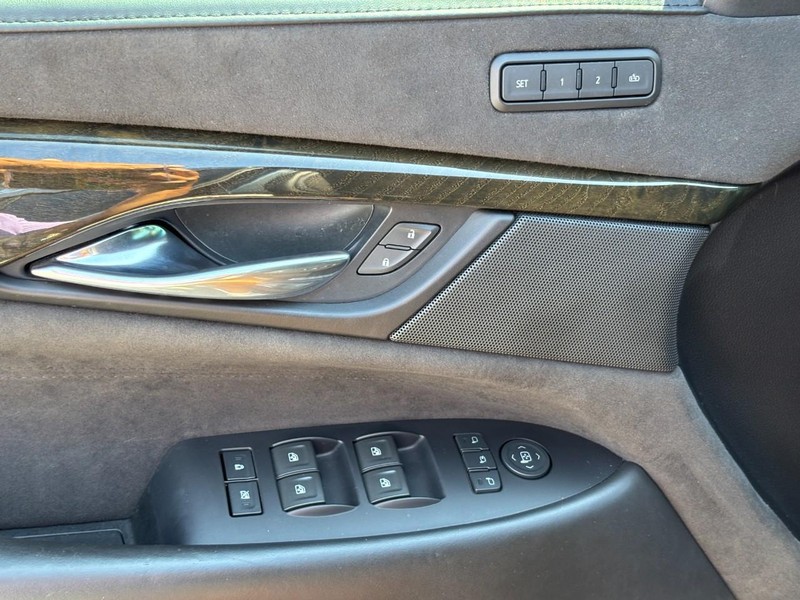 Cadillac Escalade Vehicle Full-screen Gallery Image 19