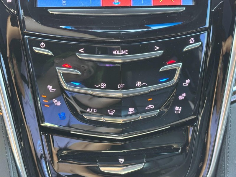 Cadillac Escalade Vehicle Full-screen Gallery Image 26