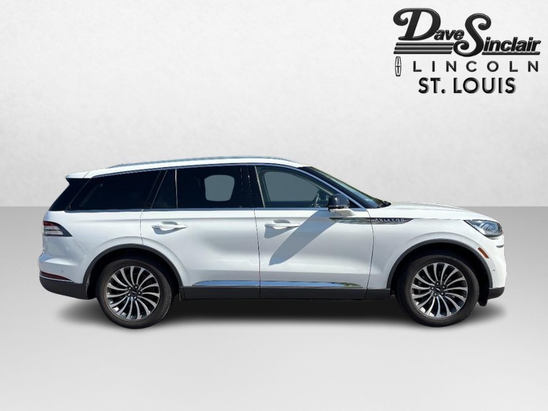 Lincoln Aviator Vehicle Full-screen Gallery Image 02