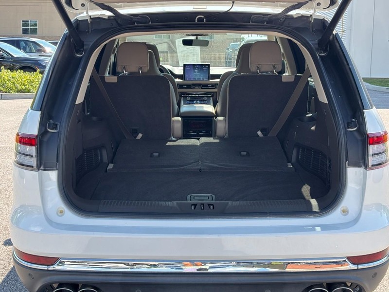 Lincoln Aviator Vehicle Full-screen Gallery Image 10