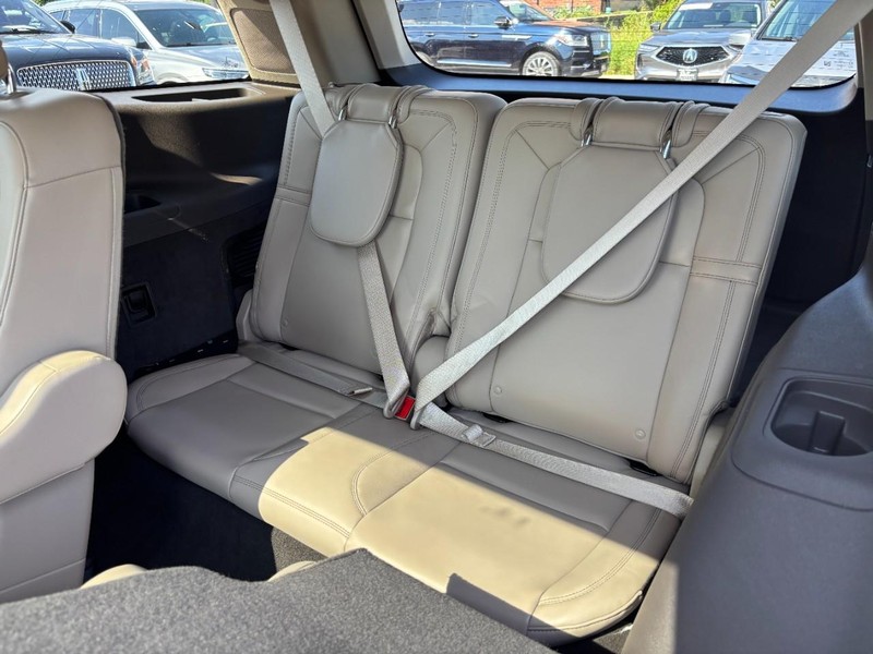 Lincoln Aviator Vehicle Full-screen Gallery Image 12