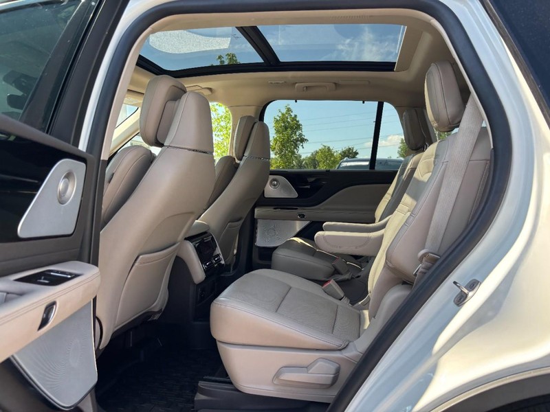 Lincoln Aviator Vehicle Full-screen Gallery Image 13