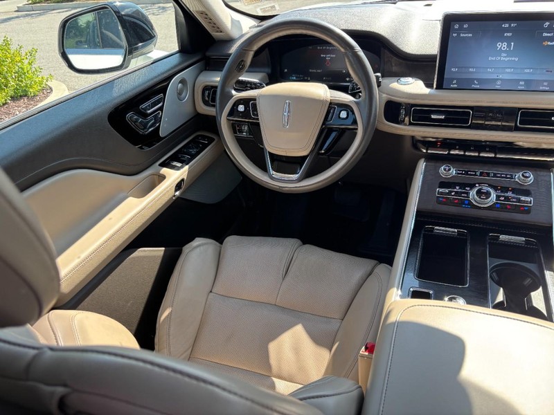Lincoln Aviator Vehicle Full-screen Gallery Image 14