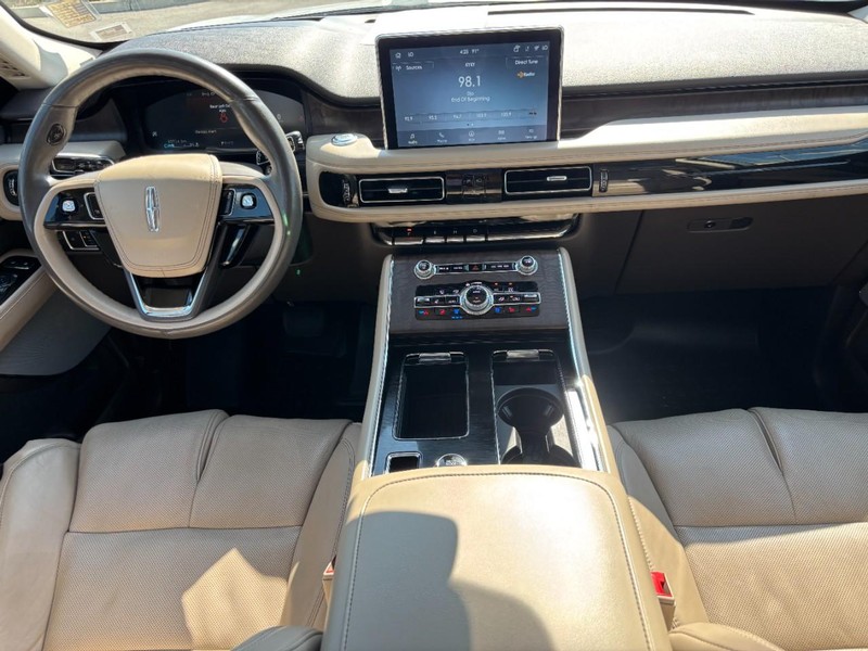 Lincoln Aviator Vehicle Full-screen Gallery Image 15