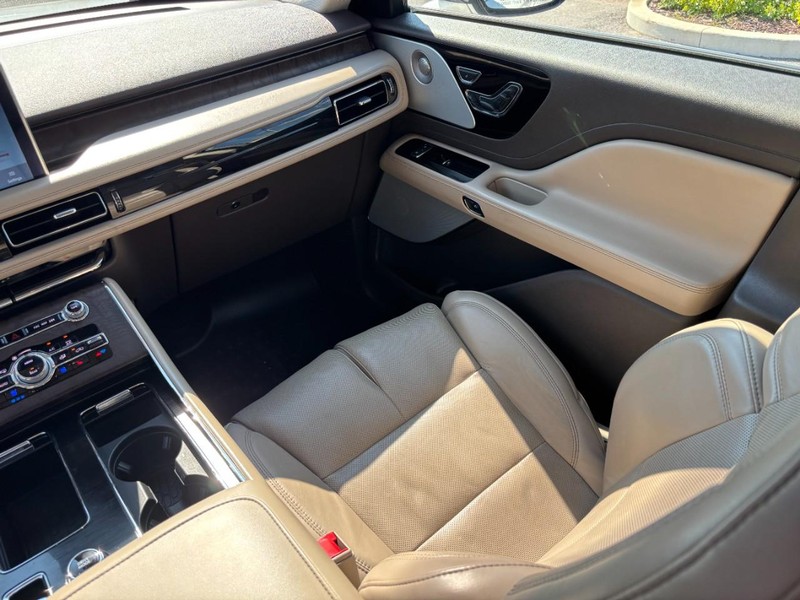 Lincoln Aviator Vehicle Full-screen Gallery Image 16