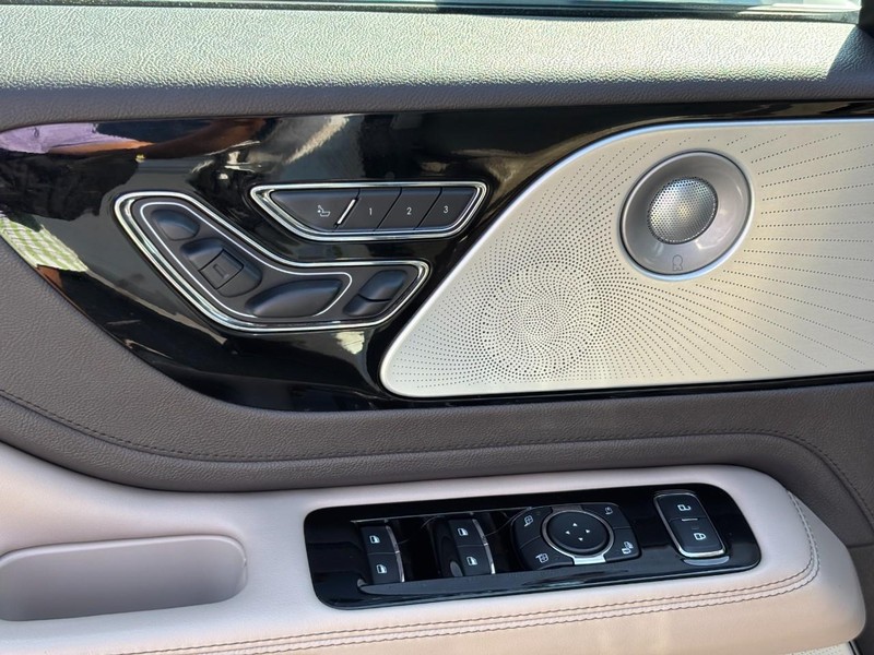 Lincoln Aviator Vehicle Full-screen Gallery Image 18