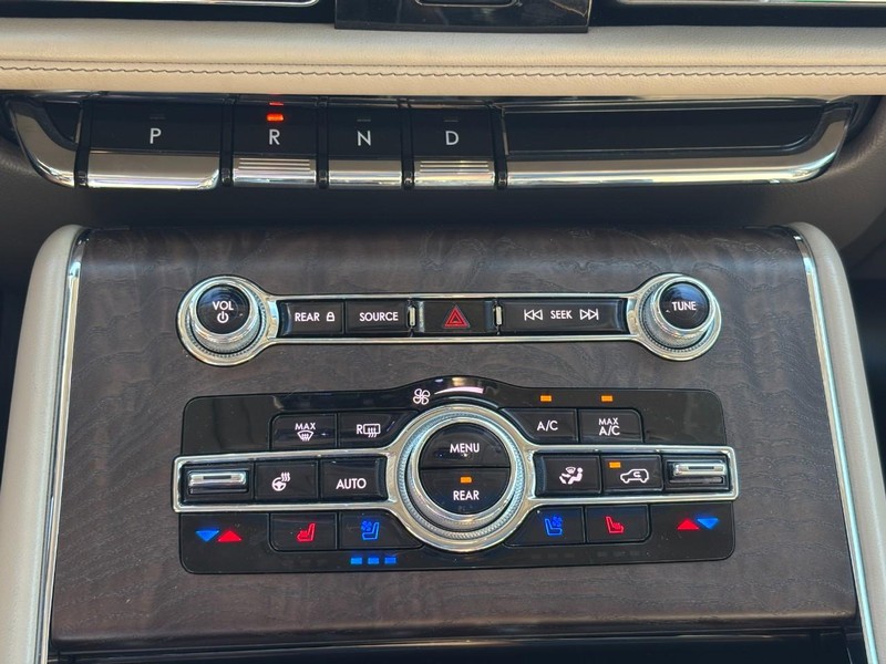 Lincoln Aviator Vehicle Full-screen Gallery Image 25