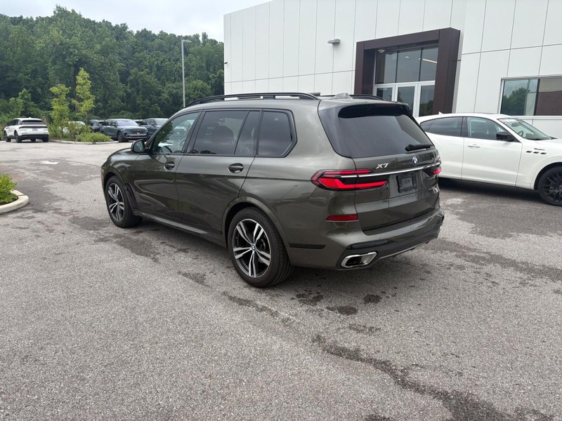 BMW X7 Vehicle Full-screen Gallery Image 02