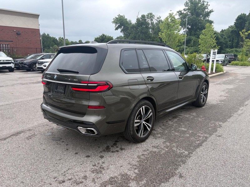 BMW X7 Vehicle Full-screen Gallery Image 03