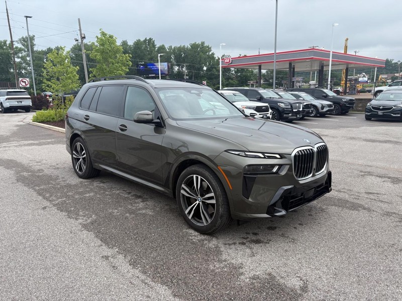 BMW X7 Vehicle Full-screen Gallery Image 04
