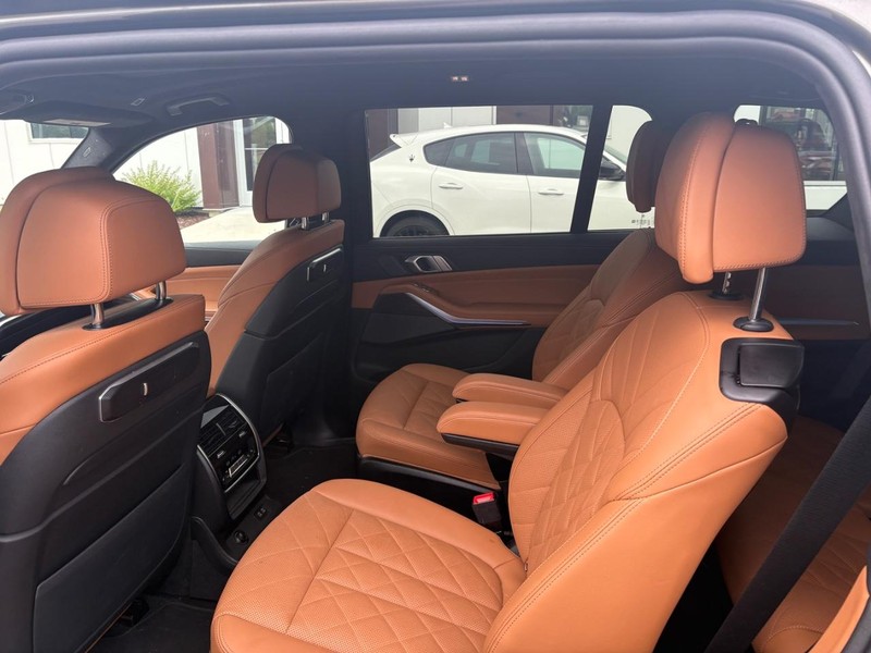 BMW X7 Vehicle Full-screen Gallery Image 05