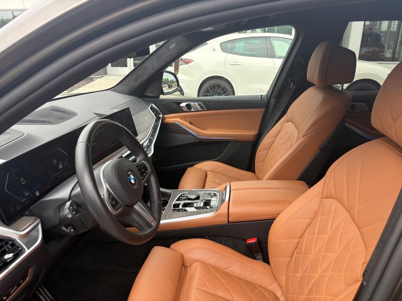 BMW X7 Vehicle Full-screen Gallery Image 06