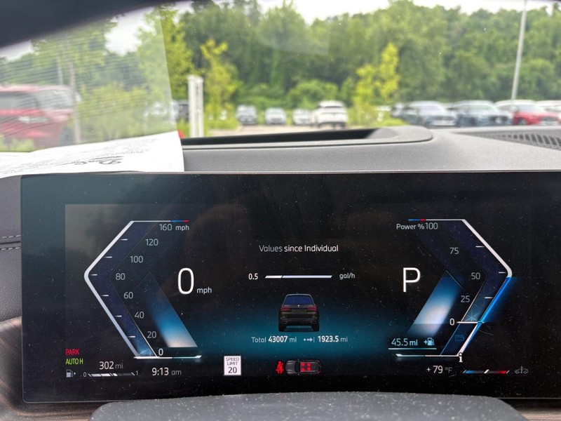 BMW X7 Vehicle Full-screen Gallery Image 07
