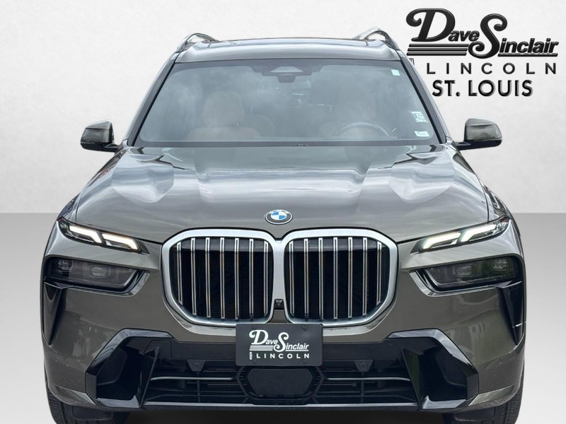 BMW X7 Vehicle Full-screen Gallery Image 09