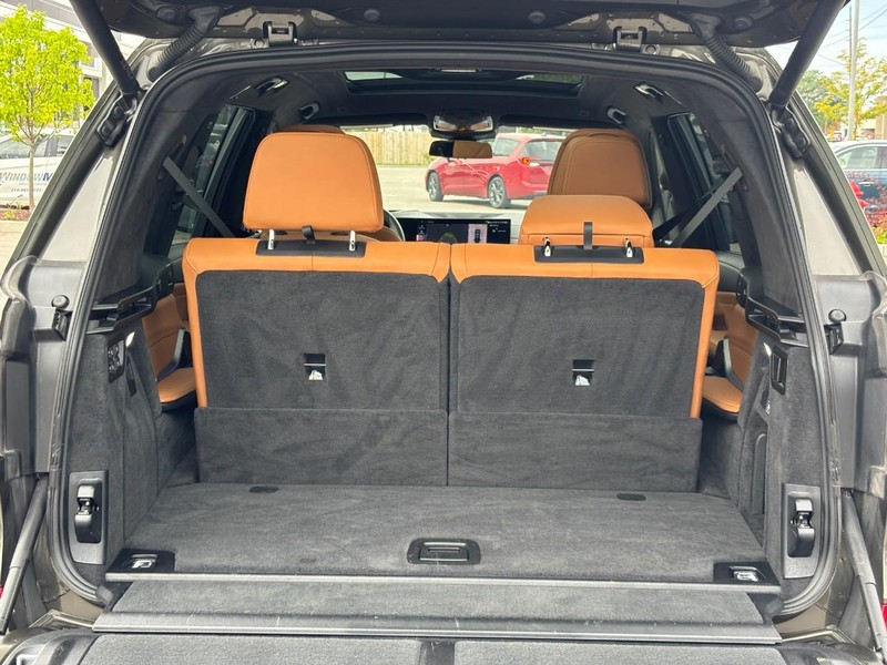BMW X7 Vehicle Full-screen Gallery Image 10