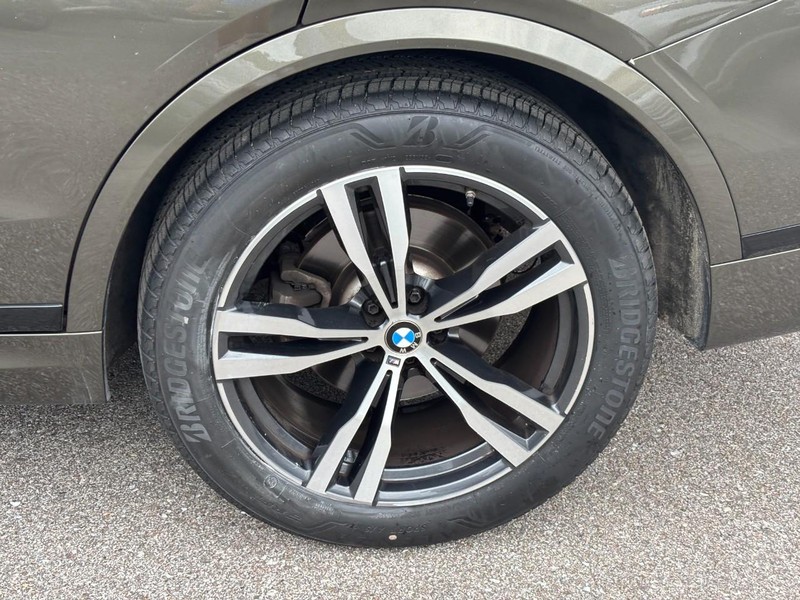 BMW X7 Vehicle Full-screen Gallery Image 11