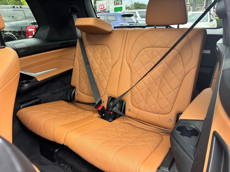BMW X7 Vehicle Full-screen Gallery Image 12